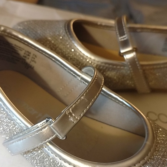 Little girl shoes size 7.5 - Picture 10 of 16